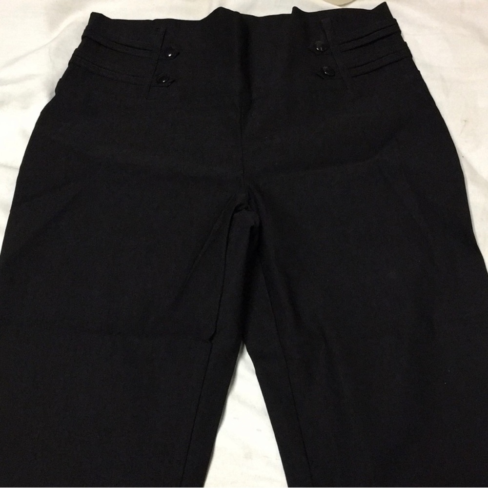 2️⃣Black capris pants